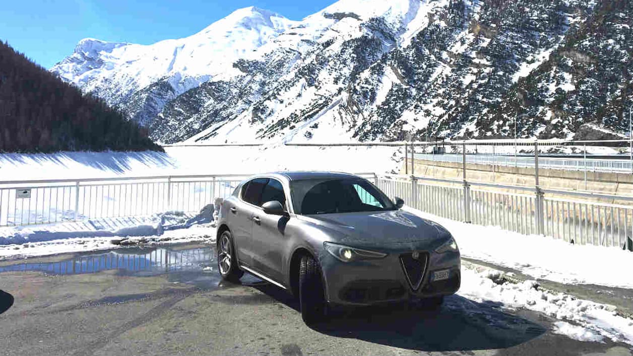 Côté design, le Stelvio rappelle souvent la berline Giulia, comme légèrement surélevée. Côté design, le Stelvio rappelle souvent la berline Giulia, comme légèrement surélevée.