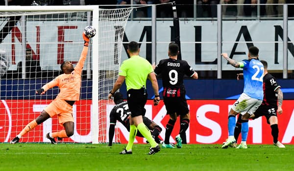 L'arrêt exceptionnel de Mike Maignan sur une frappe de Giovanni Di Lorenzo L'arrêt exceptionnel de Mike Maignan sur une frappe de Giovanni Di Lorenzo