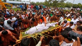 La dépouille du crocodile Babia portée pour son enterrement le 10 octobre 2022, en Inde