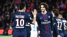 Javier Pastore et Adrien Rabiot lors du math PSG-Lyon le 19 mars 2017