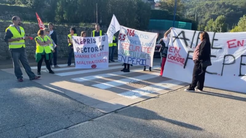 Des parents d'élèves du collège René-Cassin à Tourrette-Levens (Alpes-Maritimes) mobilisés pour une opération "collège mort" lundi 2 octobre 2023.