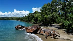 Cette photo, prise le 21 avril 2024, montre une vue aérienne d'une épave échouée sur le littoral, aux abords d'Honiara, capitale des Îles Salomon.