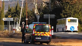 Des gendarmes reconstruisent une scène d'accident près d'un passage à niveau à Millas, en décembre 2017 (photo d'illustration)