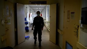 Un gardien dans un couloir de l'hôpital pénitentiaire de la prison de Fresnes, le 25 novembre 2020 dans le Val-de-Marne