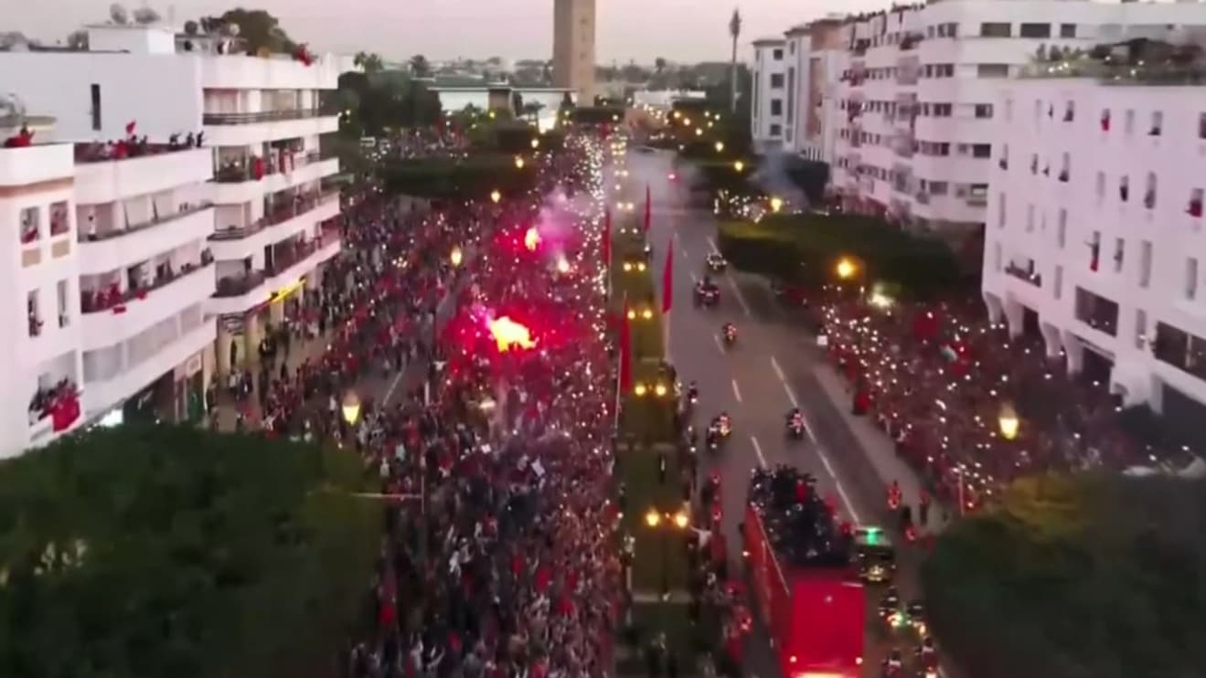 Les fans marocains célèbrent leurs joueurs après le Mondial 2022