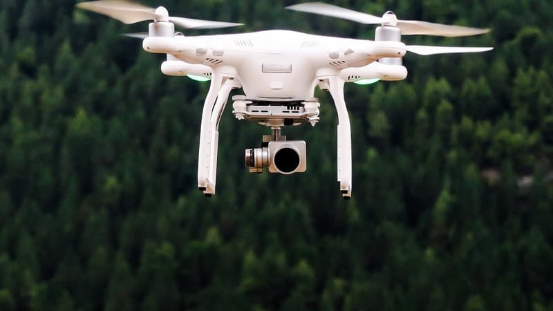 Les drones devraient à terme être équipés de plaques d'immatriculation électroniques. 