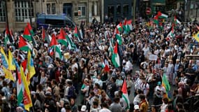 Des manifestants brandissent des drapeaux palestiniens lors d'un rassemblement contre l'islamophobie à Paris, le 11 mai 2025. Diverses organisations et personnalités publiques ont appelé à une marche à Paris le 11 mai 2025 pour condamner « la montée de l'islamophobie en France » et rendre hommage à Aboubakar Cissé, un jeune homme tué dans une mosquée du Gard le 25 avril.