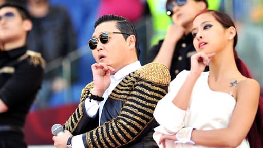 Le chanteur pop coréen Psy sur scène lors de la finale entre l'AS Roma et la Lazio à Rome le 26 mai 2013.