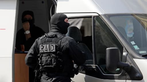 Les trois suspects ont été interpellés vers 6h ce mardi, par la DGSI assistée du Raid, unité d'élite de la police.