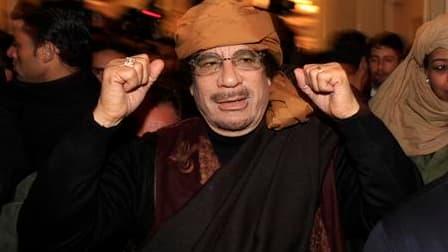 Mouammar Kadhafi à son arrivée dans un hôtel de Tripoli pour y donner des interviews télévisées, en mars. Le numéro un libyen est sorti de son silence vendredi pour narguer l'Otan dans un message audio, affirmant qu'il se trouvait dans un lieu tenu secret