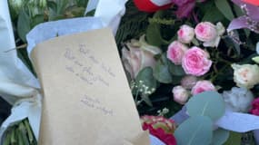 Des fleurs déposées à Marseille à l'endroit où Mehdi Kessaci a été tué 