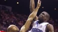 Mickaël Piétrus dunke sur Derek Fisher dans le match 3
