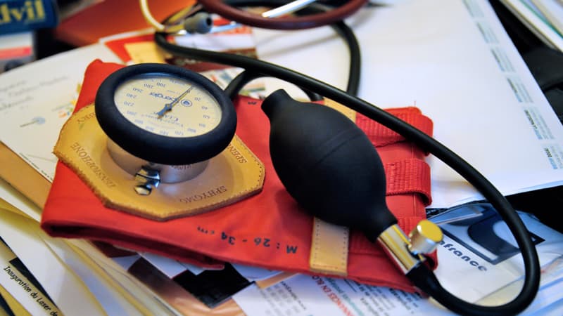 Un tensiomètre pris en photo sur le bureau d'un médecin généraliste (image d'illustration). Les médecins entrent ce lundi dans leur deuxième semaine de grève.