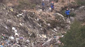 Des gendarmes sur les lieux du crash de l'A320 de la Germanwings. 