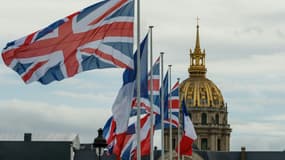 Drapeaux de la France et du Royaume-uni le 19 septembre 2023 devant l'Hôtel des Invalides à Paris 