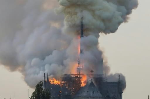 La flèche de Notre-Dame en flammes, à Paris le 15 avril 2019 La flèche de Notre-Dame en flammes, à Paris le 15 avril 2019