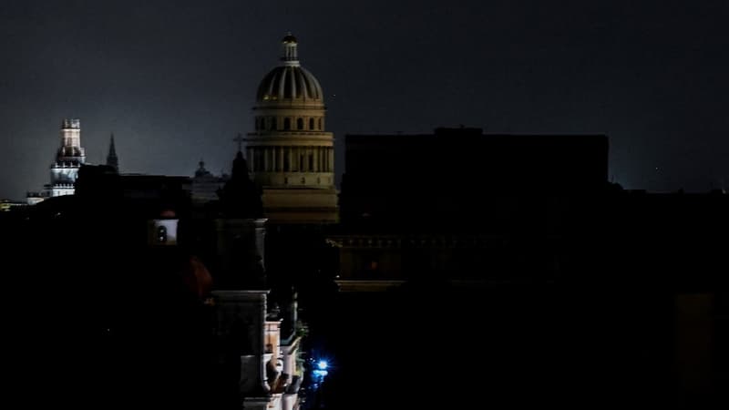 La capitale cubaine, La Havane, plongée dans le noir à la suite du passage de l'ouragan Ian, le 27 septembre 2022