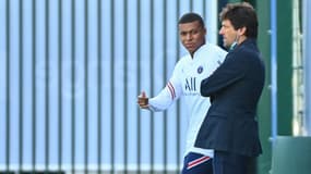 Kylian Mbappé et Leonardo lors d'un entraînement du PSG, le 28 août 2021.