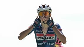 Valentin Paret-Peintre remportant la 16e étape du Tour de France au sommet du Mont Ventoux