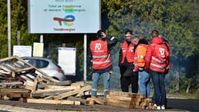 Légende AFP: "Totalenergies Carling’s trade unionists of Force Ouvriere (FO) gather in front the petrochemical site of Carling, northeastern France on September 27, 2022, demanding an increase in wages, an unwinding of profit-sharing, the resumption in hiring."
