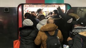 Scène de bousculade sur les quais du RER B à gare du Nord.