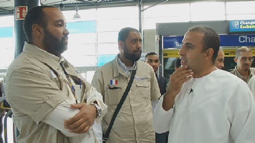 Amine, fidèle musulman, entouré d'agents de voyage spécialisés, s'apprête à s'envoler pour l'Arabie Saoudite