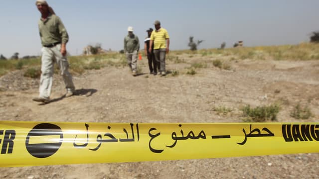 Des employés d'une ONG irakienne visitent le site du massacre de Tikrit, auquel Ahmed H. est soupçonné d'avoir participé, le 9 avril 2015 en Irak.