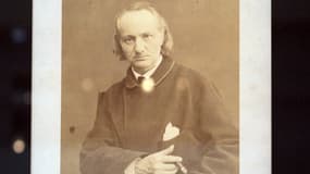 Une photographie prise en 2007 d'un portrait du poète Charles Baudelaire réalisé par Charles Neyt entre 1864 et 1866. 