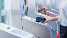 Un smartphone Android utilisé pour valider son titre de transport.
