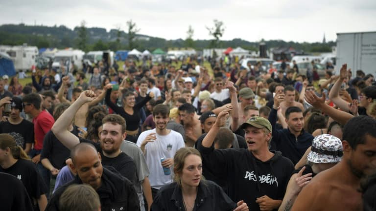 Des participants à une rave party illégale dans un champ à Redon - Image d'illustration 