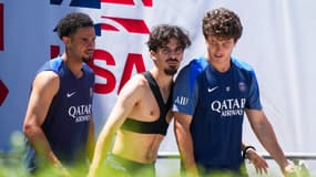 Vitinha entouré de Warren Zaire-Emery et Joao Neves pendant un entraînement du PSG, le 16 juin 2025