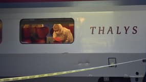 La police scientifique inspecte la scène du crime dans le train Thalys à Arras, en août 2015