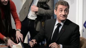 Nicolas Sarkozy enchaîne les séances de dédicaces de son livre.