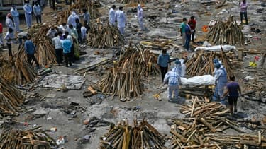 Des familles préparent la crémation de leurs proches décédés du Covid-19, le 27 avril 2021 à New Delhi, en Inde