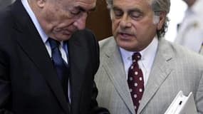 Dominique Strauss-Kahn et un de ses avocats, Benjamin Brafman, au tribunal de New York, le 6 juin. L'ancien patron du FMI a brièvement invoqué l'immunité diplomatique peu de temps après son arrestation, le 14 mai, selon un compte-rendu de police détaillé