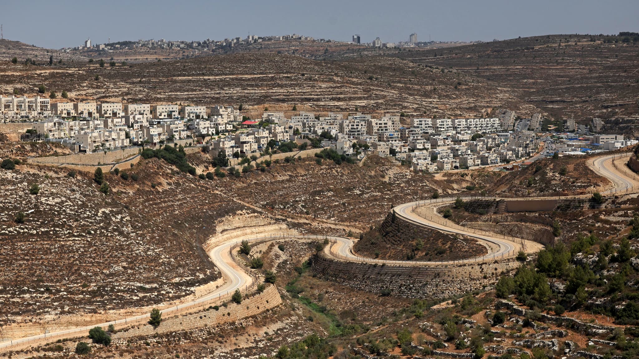 Une route s'étend entre la colonie israélienne de Givat Zeev et les villages palestiniens près de la ville de Ramallah, en Cisjordanie, le 8 septembre 2023.
