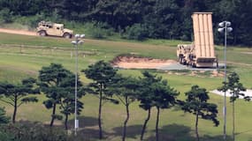 L'installation d'un bouclier antimissiles américain Thaad (c) sur un ancien terrain de golf, le 26 septembre 2017 à Seongju, en Corée du Sud 