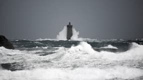 Les vagues frappent le phare du Four, au large de Porspoder (Finistère), lors du passage de la tempête Ciaran, le 2 novembre 2023.