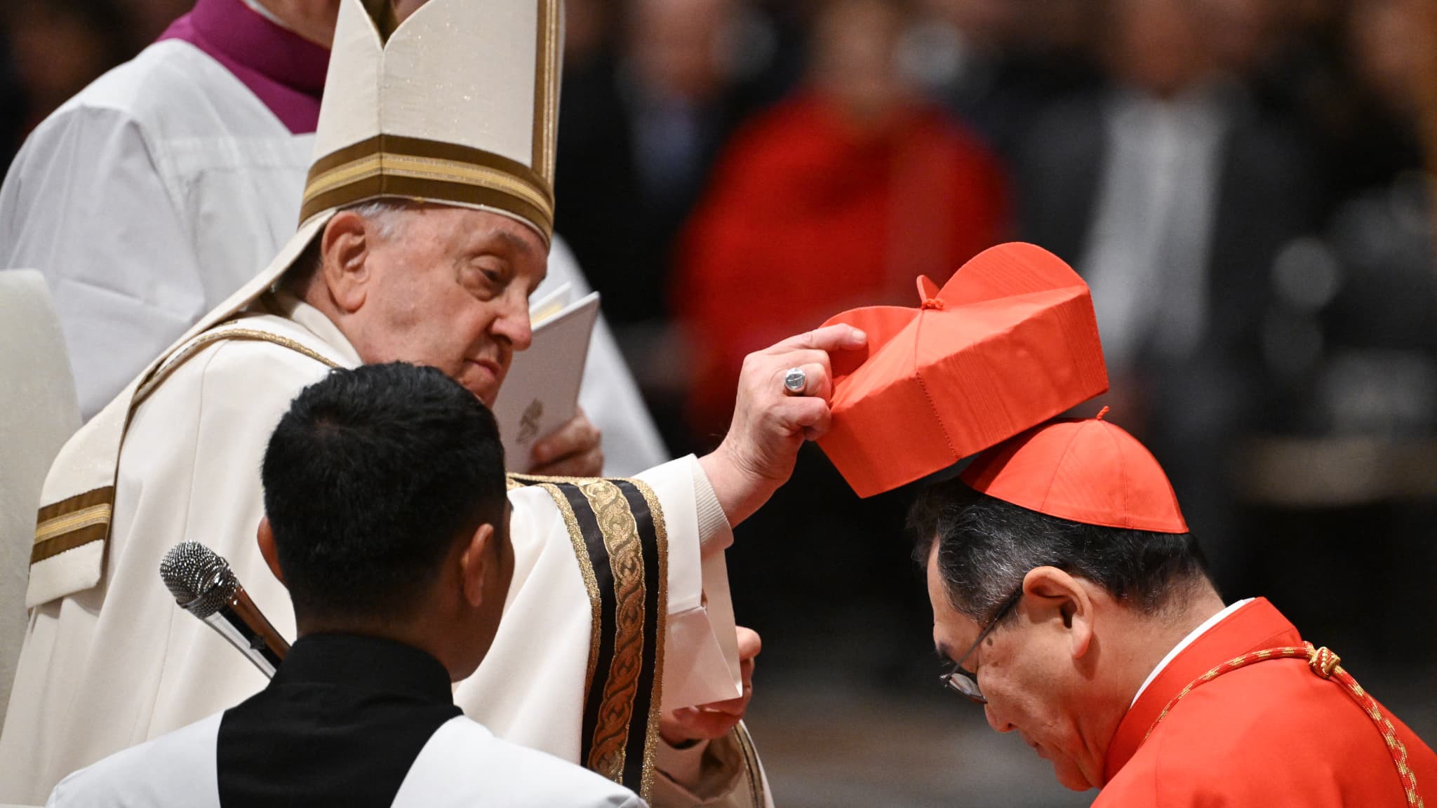 Le pape François pose une barrette sur la tête d'un cardinal qu'il vient de "créer" (nommer), le 7 décembre 2024