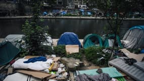 Des tentes de migrants au bord du canal Saint-Martin, à Paris, en juin 2018.