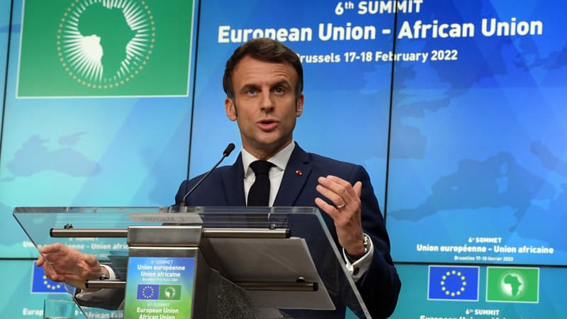 Le président français Emmanuel Macron donne une conférence de presse lors de la deuxième journée du sommet de l'Union européenne (UE) et de l'Union africaine (UA) au bâtiment du Conseil européen à Bruxelles, le 18 février 2022.