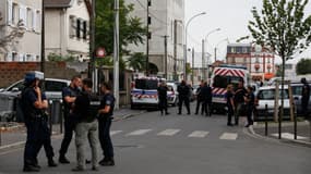 Les forces de l'ordre encadrent l'appartement de Reda Kriket à Argenteuil (Val-d'Oise), le 21 juillet 2016.