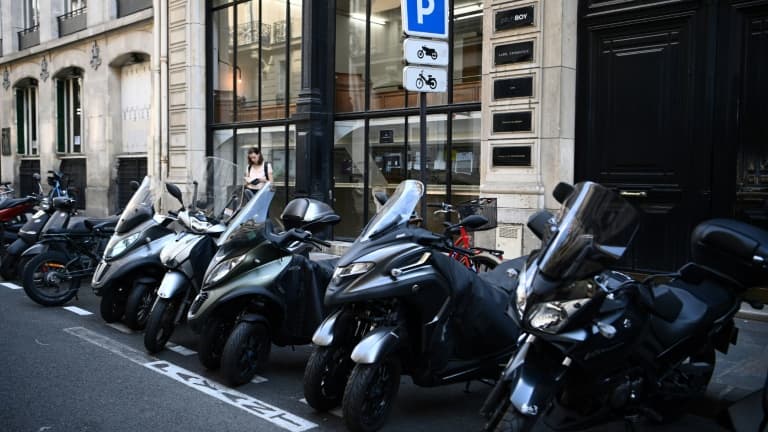 Dans le centre de Paris, le stationnement d'un deux-roues motorisé thermique coûte désormais 3 euros de l'heure 