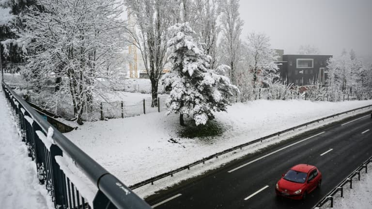 Une voiture roule sur une route après une chute de neige à Saint-Etienne, dans le sud-est de la France, le 15 mars 2025. 