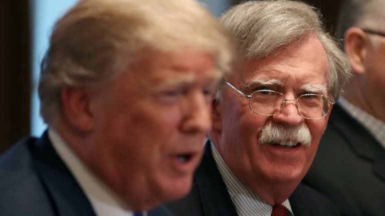 Donald Trump avec John Bolton, lorsqu'il était encore conseiller à la sécurité nationale, le 9 avril 2018 à Washington