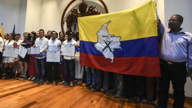 Des anciens Farc après une cérémonie.