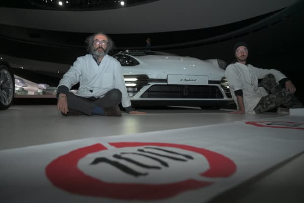 Le scientifique Gianluca Grimalda de Scientist Rebellion, collé au sol du musée Porsche en Allemagne fin octobre 2022.