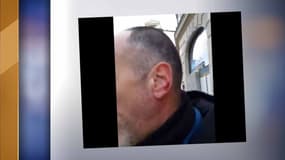 Le député LFI Loïc Prud’homme montre son oreille en sang, ce samedi, lors de sa participation à la manifestation des gilets jaunes à Bordeaux