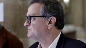 Louis Aliot, membre du parti d'extrême droite français Rassemblement National (RN) et maire de Perpignan, arrive au Palais de Justice de Paris le 21 janvier 2026