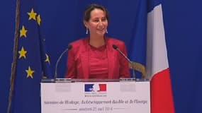 La ministre de l'Ecologie, Ségolène Royal, a démenti vendredi avoir régi l'usage des décolletés dans son ministère.